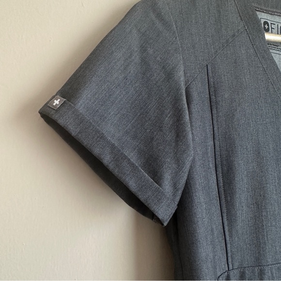 Figs Technical Collection Flores Scrub Top Gray Graphite Short Sleeve Size XS - Picture 5 of 10